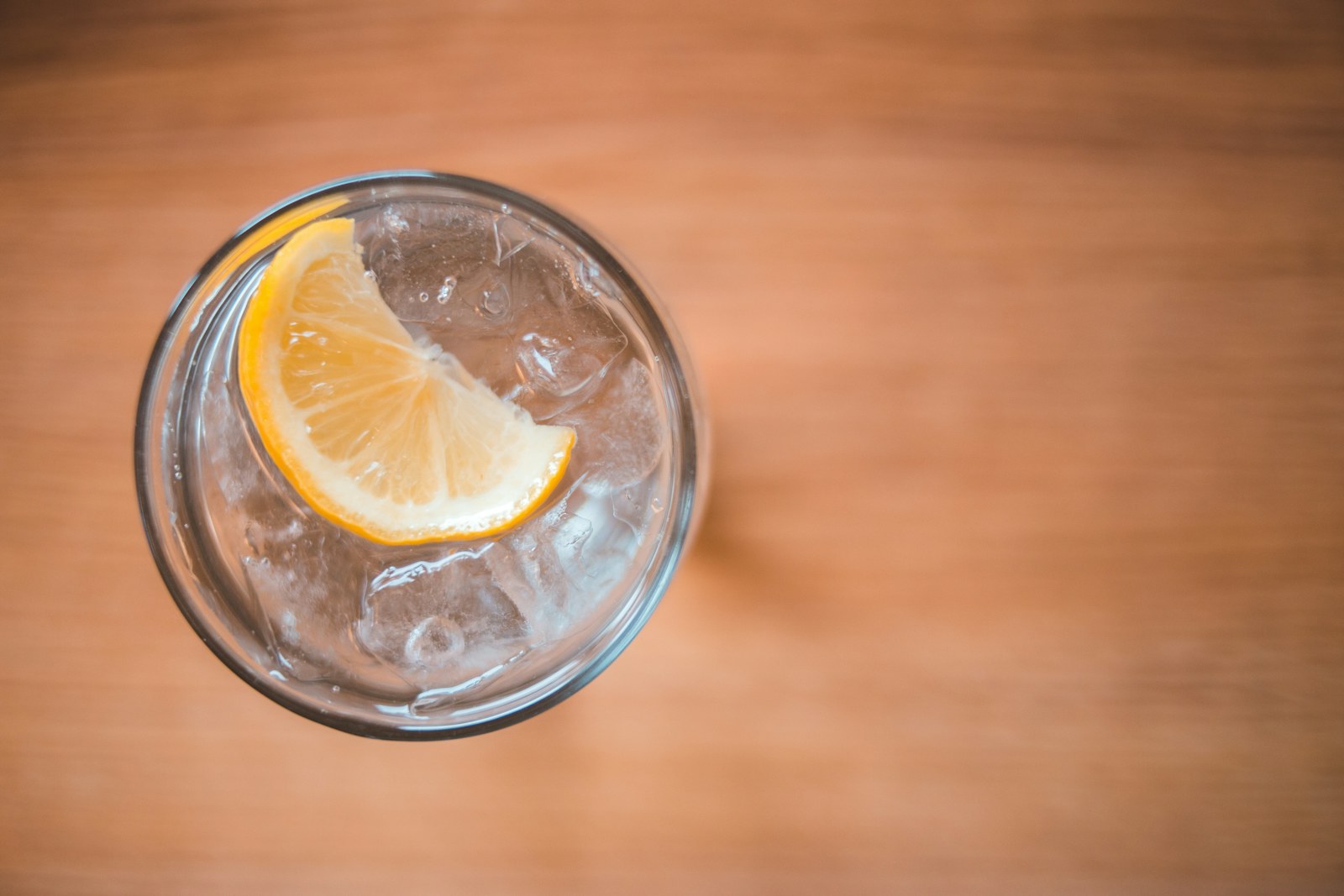 Clear citrus soda with lemon and ice
