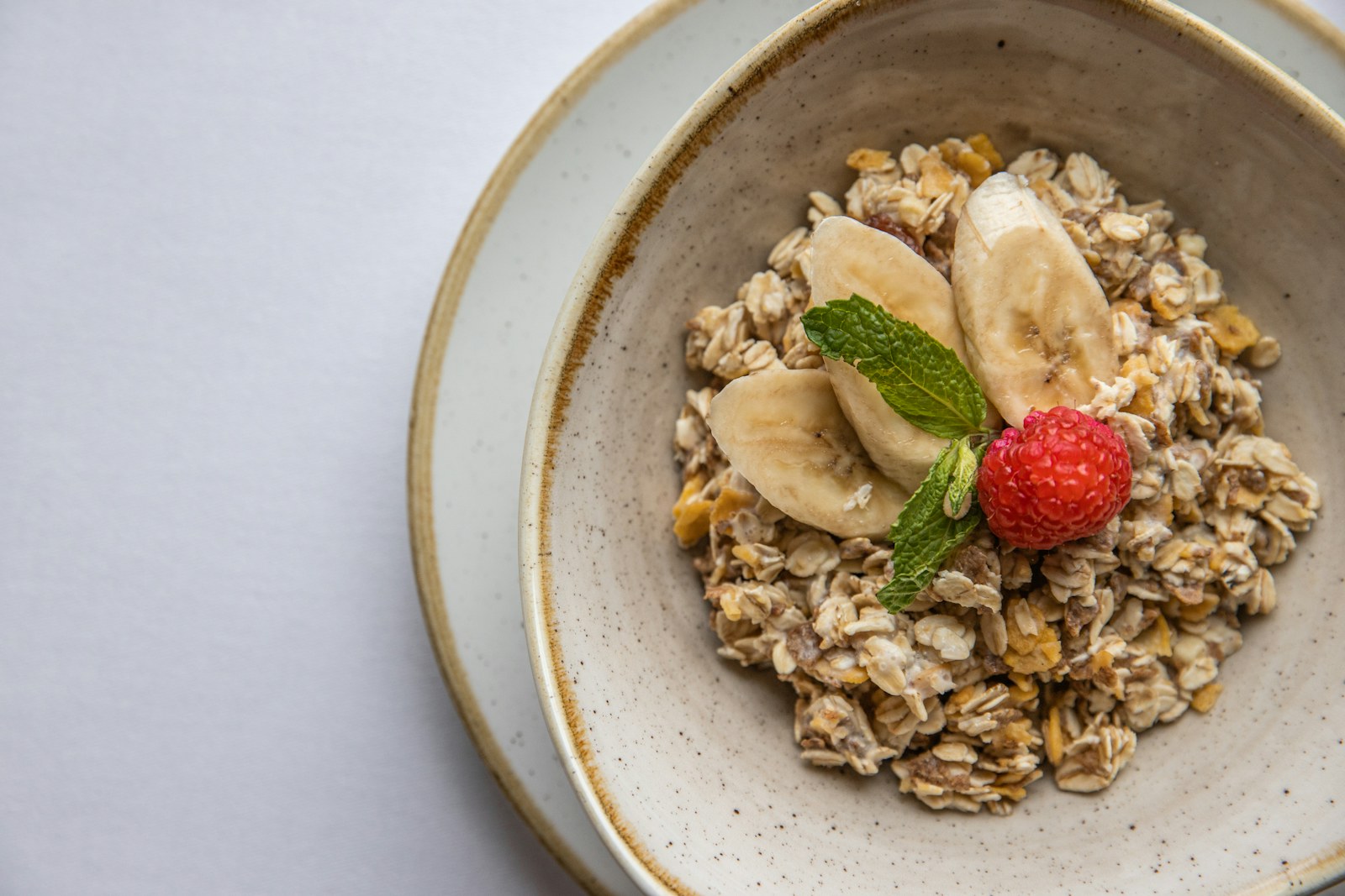 Creamy oatmeal with banana and berries