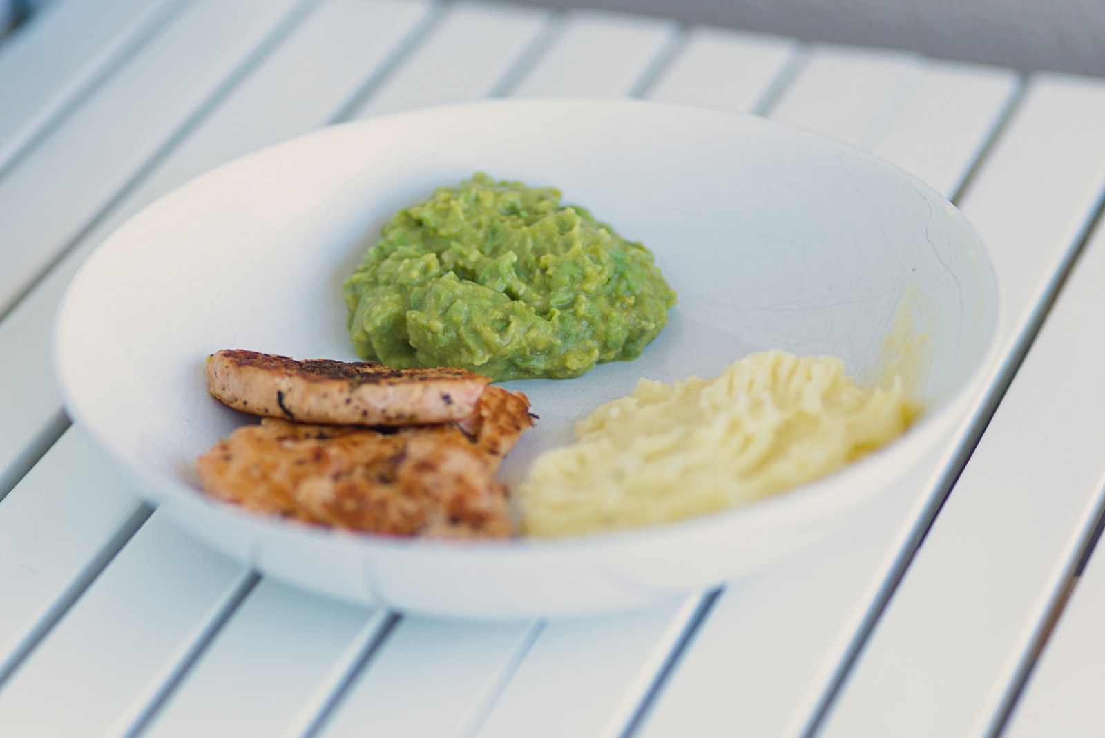 Tender salmon with potatoes and peas