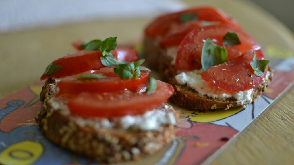 Tomato and cottage cheese on bread