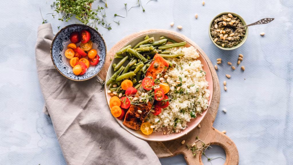 Salmon and quinoa meal with vegetables